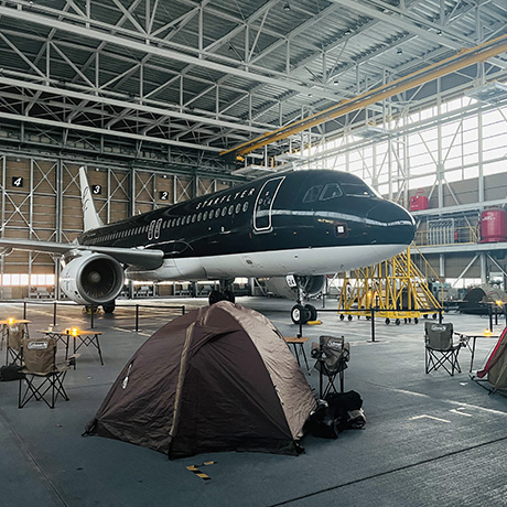 格納庫内に宿泊